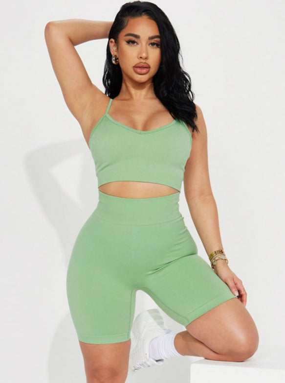 Grünes Sport-Set für Damen: Nahtloses Crop-Top und Shorts, ideal für Fitness und Yoga. Bequem, atmungsaktiv, modisch und funktional.