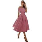 Elegantes rosa Off-Shoulder-Kleid, knielang, mit ausgestelltem Rock. Perfekt für Abendveranstaltungen und Hochzeiten. Damenmode, stilvoll.
