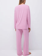 Damen-Pyjama-Set in Rosa, langärmeliges Oberteil und weite Hose, bequemes Nachtwäsche-Design, ideal für entspannte Nächte und gemütliche Stunden.