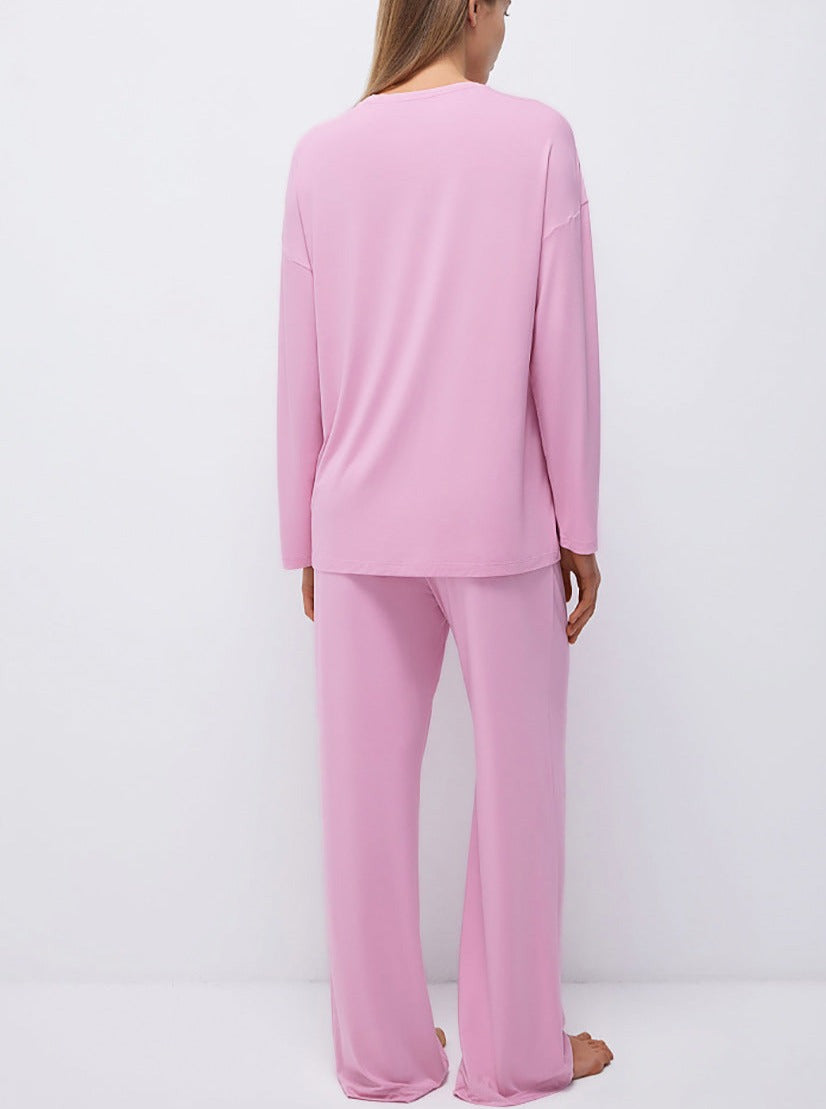 Damen-Pyjama-Set in Rosa, langärmeliges Oberteil und weite Hose, bequemes Nachtwäsche-Design, ideal für entspannte Nächte und gemütliche Stunden.