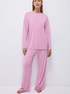 Damen-Pyjama-Set in Rosa, bestehend aus langärmligem Oberteil und weiten Hosen. Bequem, modisch, ideal für entspannte Nächte und Loungewear.