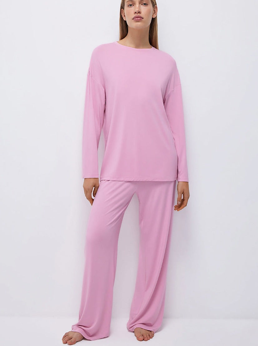 Damen-Pyjama-Set in Rosa, bestehend aus langärmligem Oberteil und weiten Hosen. Bequem, modisch, ideal für entspannte Nächte und Loungewear.