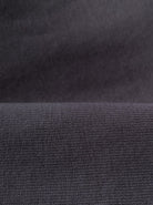 Grauer Stoffhintergrund, Nahaufnahme. Hochwertiges Textilmaterial, ideal für Polster, Bekleidung und Dekoration. Strukturierte Oberfläche.