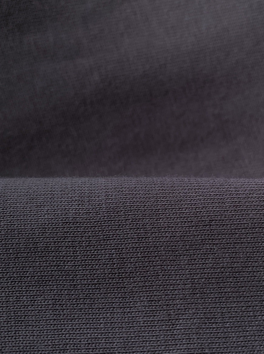 Grauer Stoffhintergrund, Nahaufnahme. Hochwertiges Textilmaterial, ideal für Polster, Bekleidung und Dekoration. Strukturierte Oberfläche.