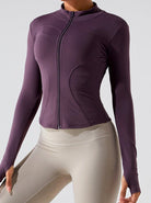 Damen-Sportjacke in Lila, figurbetont, mit Reißverschluss, ideal für Fitness und Yoga. Hochwertige Materialien, modisch und funktional.
