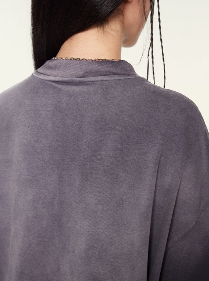 Dunkelgraues Oversize-T-Shirt aus Baumwolle, Rückansicht. Modetrend, lässiger Stil, ideal für Streetwear und Freizeitkleidung.