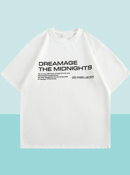 Weißes T-Shirt mit schwarzem Aufdruck "DREAMAGE THE MIDNIGHTS". Modisches Unisex-Shirt, ideal für Streetwear und Casual-Looks.