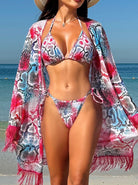 Frau im bunten Schlangenprint-Bikini und passendem Kimono am Strand, Sommermode, Strandbekleidung, trendiger Badeanzug, Urlaubsoutfit.