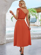 Damen-Sommerkleid in Orange, schulterfrei, knielang, ideal für Strandmode. Elegantes Design, perfekt für warme Tage und stilvolle Anlässe.