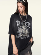 Schwarzes Oversize-T-Shirt mit "No Regrets"-Aufdruck, lässiger Streetwear-Stil, ideal für trendige Mode, Damenbekleidung, urbaner Look.