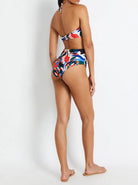 Farbiger Bikini mit abstraktem Muster, hoher Taille und Bandeau-Oberteil. Perfekt für Strandmode und Sommertrends 2023.