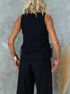 Schwarzes ärmelloses Top, Damenmode, lässiger Look, elegantes Design, ideal für Sommer, vielseitig kombinierbar, hochwertige Materialien.