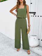 Damen Sommeroutfit: Grünes ärmelloses Top und weite Hose, ideal für Freizeit und Strand. Modisch, bequem, luftige Sommermode.