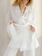 Damen Kimono aus weißem Baumwollstoff, ideal für entspannte Tage zu Hause. Bequem, stilvoll und perfekt für die moderne Loungewear.