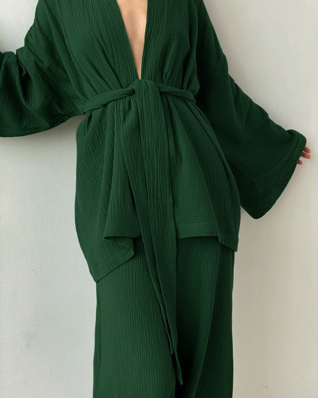 Dunkelgrüner Kimono aus Baumwolle, elegant und stilvoll, ideal für Damenmode. Perfekt für Freizeit und besondere Anlässe. Hochwertige Verarbeitung.