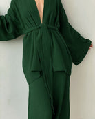 Dunkelgrüner Kimono aus Baumwolle, elegant und stilvoll, ideal für Damenmode. Perfekt für Freizeit und besondere Anlässe. Hochwertige Verarbeitung.