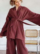 Damen Kimono-Set in Bordeaux, aus weichem, strukturiertem Stoff. Perfekt für stilvolle Freizeitmode. Elegantes Design, komfortabel und modern.