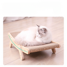 Katzenkratzbrett aus Holz mit liegender Katze, Kratzmöbel, umweltfreundlich, Wohnzimmer.