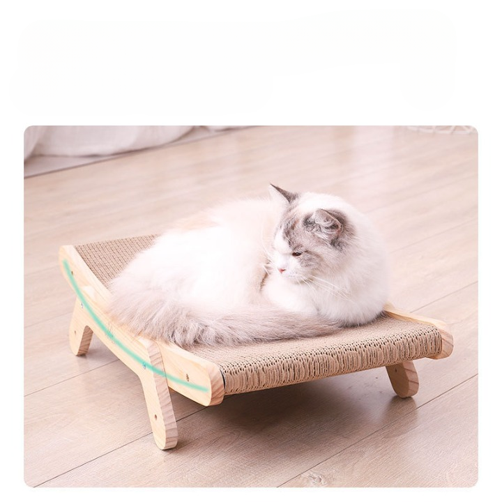 Katzenkratzbrett aus Holz mit liegender Katze, Kratzmöbel, umweltfreundlich, Wohnzimmer.