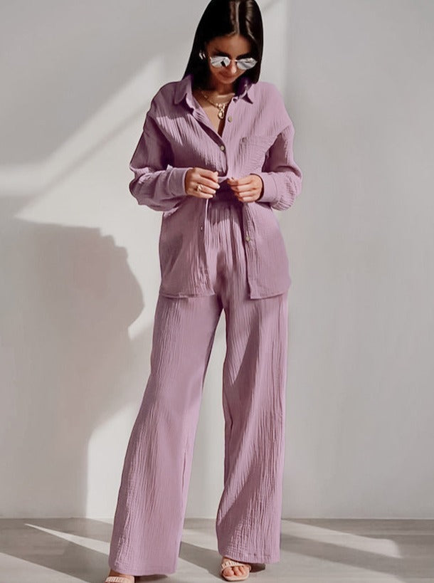 Frau in lila Leinenanzug, modisch und elegant, mit Sonnenbrille. Perfekt für Frühling und Sommer. Trendige Damenmode, lässiger Stil.