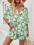 Damen Sommer-Set: Grünes, kurzärmeliges Hemd und Shorts mit weißem Blattmuster. Perfekt für Strandmode und Freizeitkleidung.
