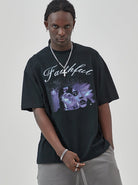 Schwarzes T-Shirt mit lila Grafik und "Faithful"-Schriftzug, getragen von einem Mann. Modetrend, Streetwear, lässiger Stil, Herrenmode.