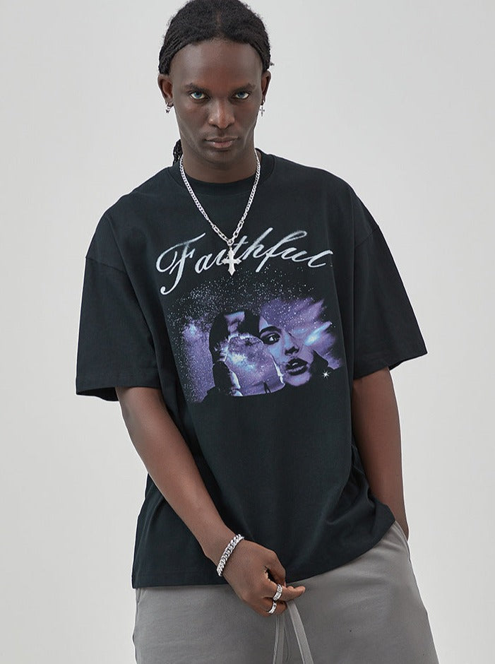 Schwarzes T-Shirt mit lila Grafik und "Faithful"-Schriftzug, getragen von einem Mann. Modetrend, Streetwear, lässiger Stil, Herrenmode.