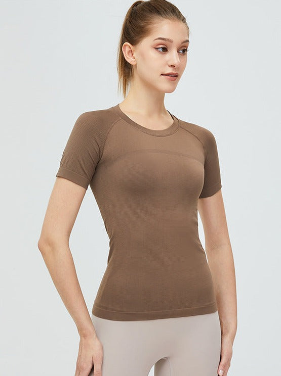 Damen-Sportshirt in Braun, atmungsaktiv und figurbetont. Perfekt für Fitness, Yoga und Training. Hochwertige Materialien, komfortables Design.
