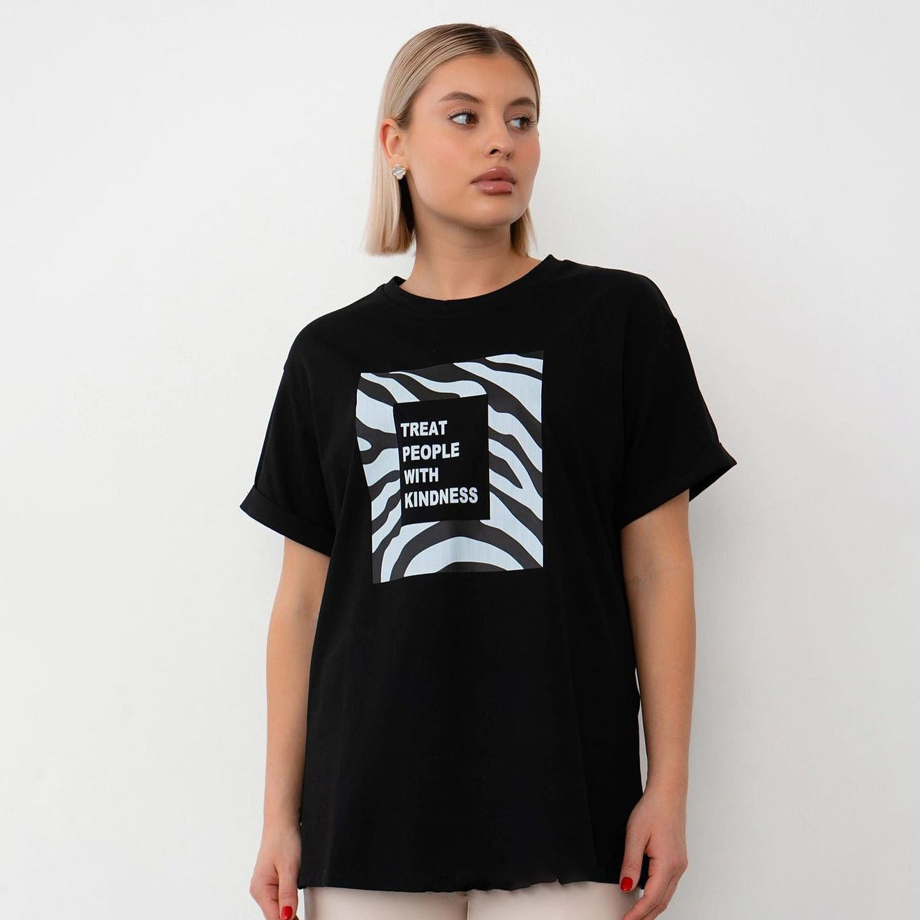 Schwarzes T-Shirt mit "Treat People With Kindness"-Aufdruck, lässiger Stil, ideal für Streetwear, Unisex-Mode, Baumwolle, bequem.