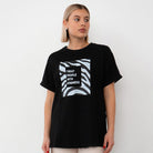 Schwarzes T-Shirt mit "Treat People With Kindness"-Aufdruck, lässiger Stil, ideal für Streetwear, Unisex-Mode, Baumwolle, bequem.