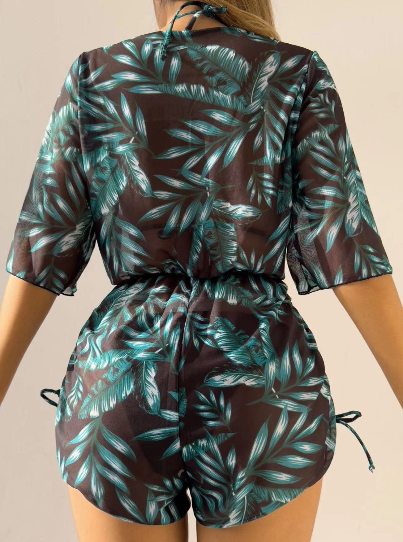 Damen Jumpsuit mit tropischem Blattmuster, kurzärmelig, sommerlich, modisch, ideal für Strand und Freizeit, atmungsaktiver Stoff.