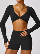 Damen-Sportset in Schwarz, bestehend aus langärmligem Crop-Top und Shorts. Ideal für Fitness, Yoga und aktive Freizeit. Hochwertige Sportbekleidung.