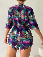Farbintensiver Badeanzug mit tropischem Blattmuster, ideal für den Sommer. Perfekt für Strandmode und tropische Urlaubsoutfits.