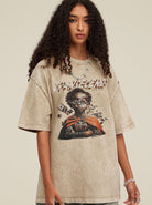 Frau trägt ein beige T-Shirt mit Grafikdruck "Transcend". Modetrend, Streetwear, lässiger Stil, Baumwolle, Oversize-Passform, urbaner Look.