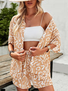 Damen-Sommeroutfit: Beige-weißes Set mit abstraktem Muster, bestehend aus Kimono und Shorts. Perfekt für Strandmode und Freizeitkleidung.