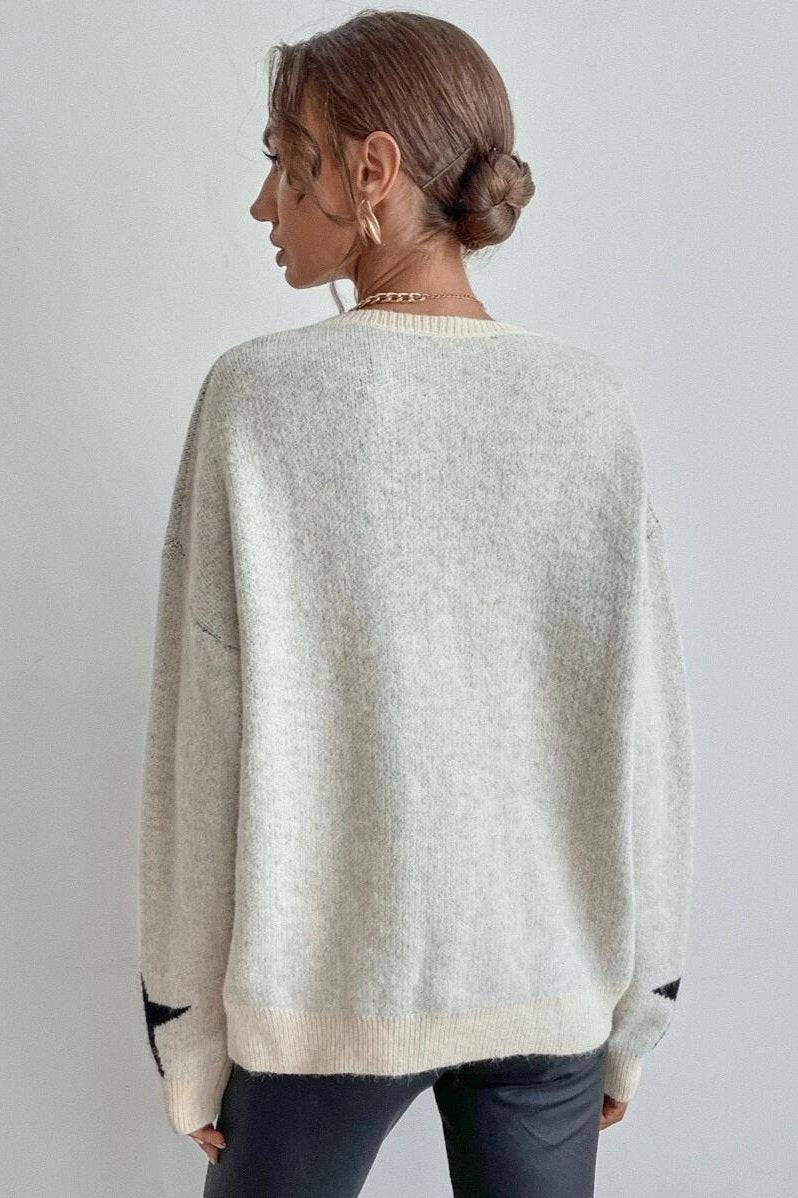 Damenpullover aus weichem Strick in Beige, lässiger Schnitt, ideal für Herbstmode. Perfekt kombinierbar mit Jeans oder Leggings.