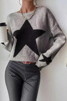 Damenpullover mit großem schwarzen Stern, grauer Strick, lässiger Stil, kombiniert mit schwarzer Lederhose, ideal für Herbstmode.