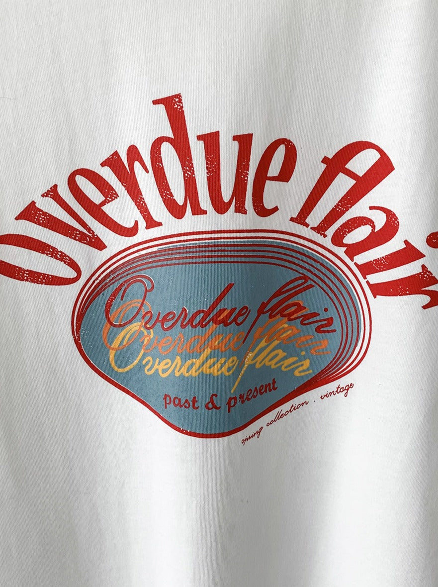 Weißes T-Shirt mit rotem und blauem "Overdue Flair"-Print, Vintage-Design, modisch, lässig, ideal für trendbewusste Streetwear-Liebhaber.
