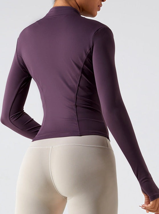 Damen-Sportjacke in Lila, langärmelig, figurbetont, ideal für Fitness und Yoga. Hochwertiges Material, atmungsaktiv und flexibel.