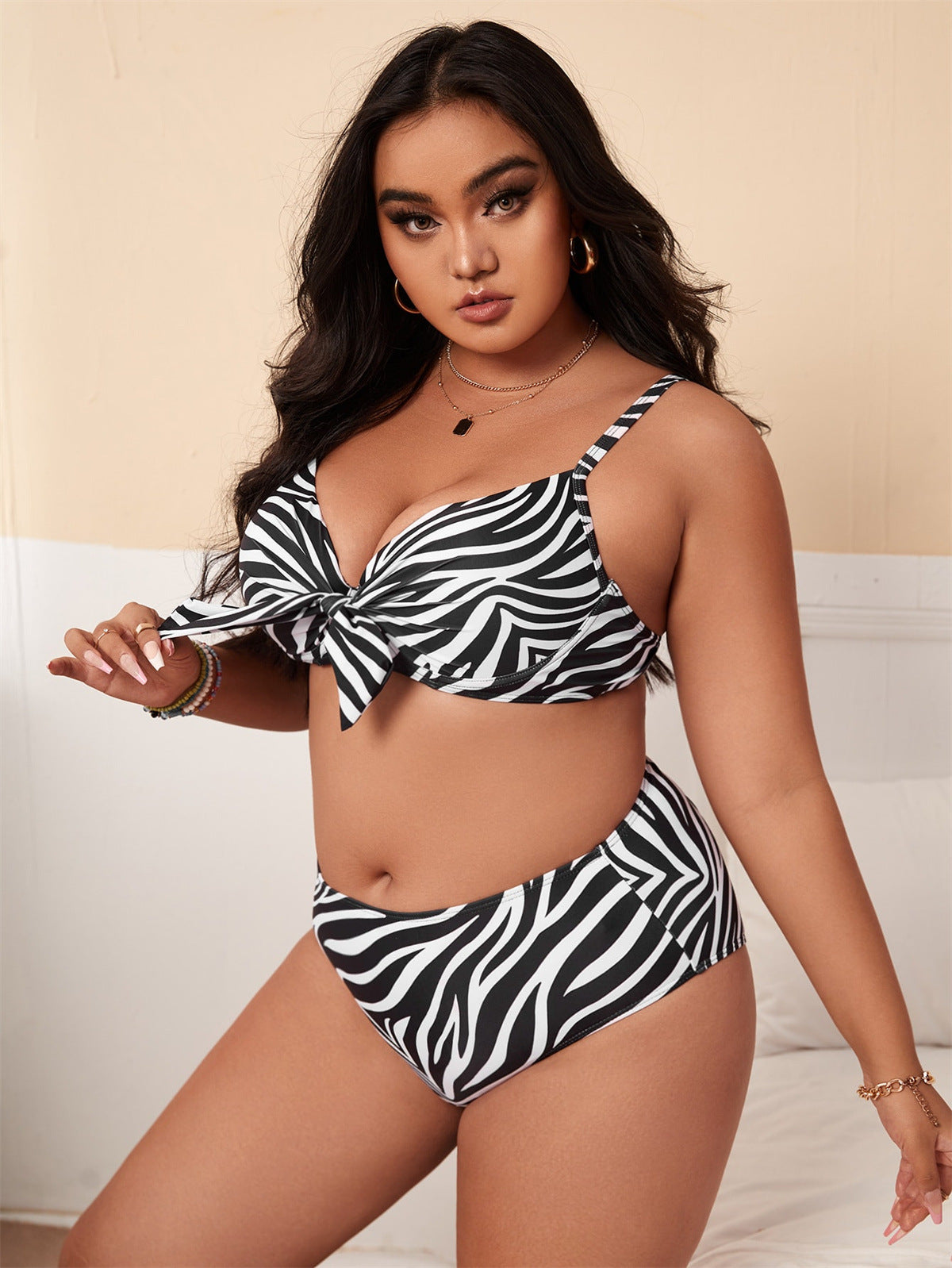 Frau in schwarz-weißem Zebra-Bikini, modisch und elegant. Perfekt für Strandmode, Sommertrends und Bademode 2023.