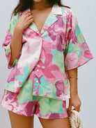 Bunte Damen-Pyjama-Set mit floralem Muster, kurzärmeliges Hemd und Shorts, ideal für Sommernächte. Bequem, modisch, atmungsaktiv.