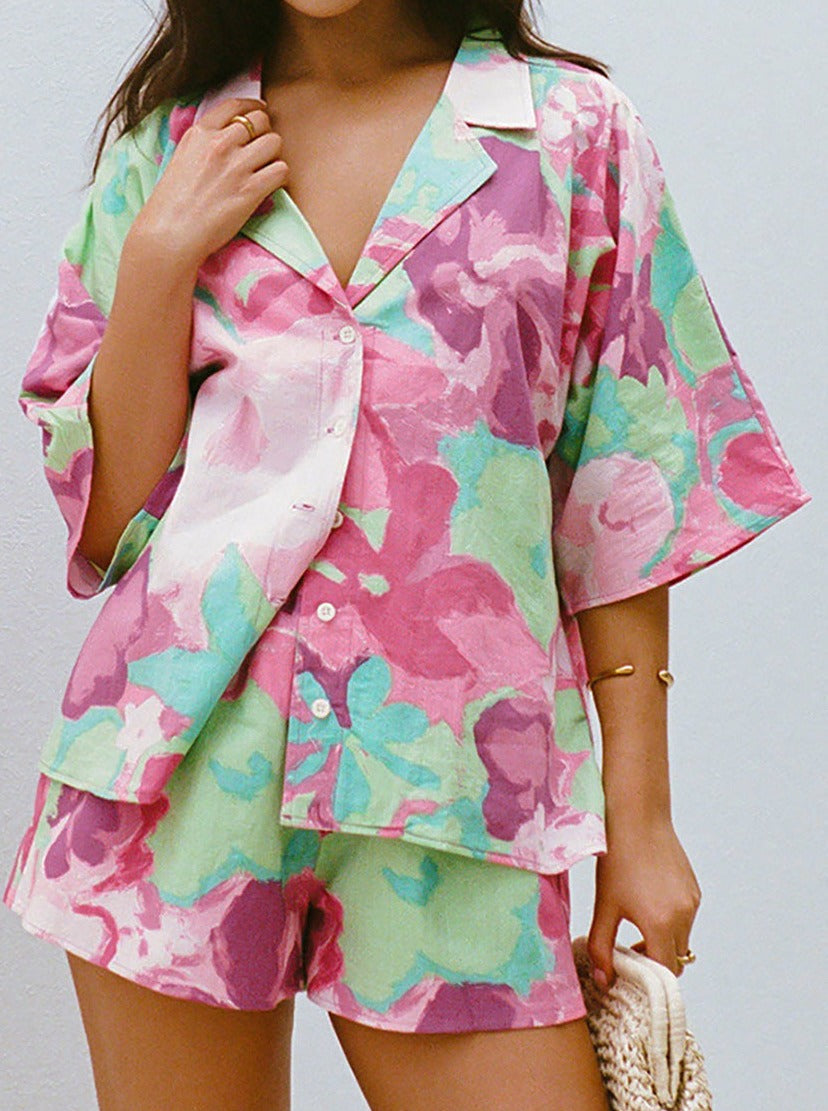 Bunte Damen-Pyjama-Set mit floralem Muster, kurzärmeliges Hemd und Shorts, ideal für Sommernächte. Bequem, modisch, atmungsaktiv.
