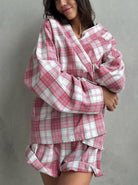 Damen-Pyjama-Set aus weichem Flanell, kariert in Rosa und Weiß. Bequemes Nachtwäsche-Design, ideal für gemütliche Abende und erholsamen Schlaf.