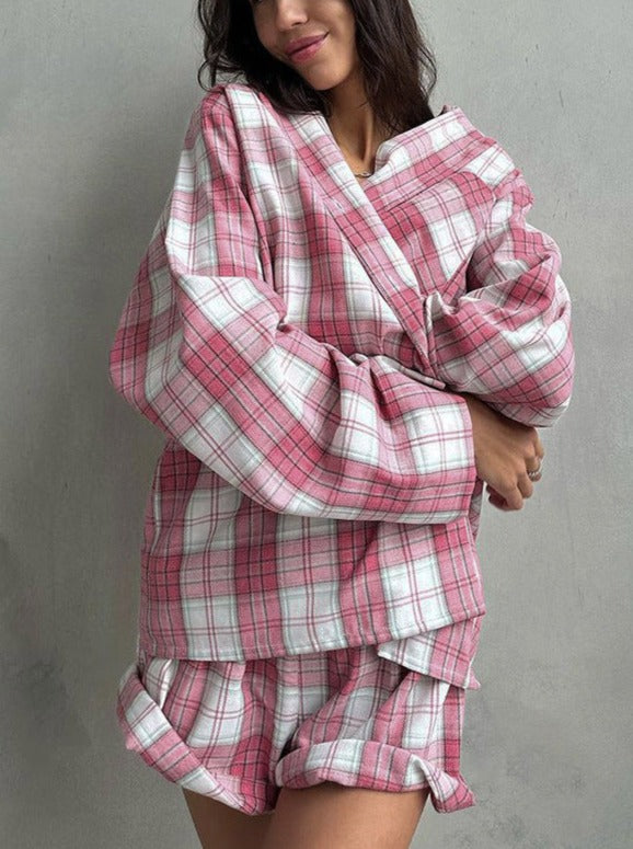 Damen-Pyjama-Set aus weichem Flanell, kariert in Rosa und Weiß. Bequemes Nachtwäsche-Design, ideal für gemütliche Abende und erholsamen Schlaf.