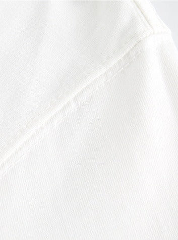 Weißes Baumwoll-T-Shirt, Nahaufnahme der Naht. Hochwertiger Stoff, ideal für lässige Mode. Perfekt für Sommerkleidung und Alltagsoutfits.