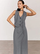 Elegantes graues Damenkostüm mit Weste und Rock, ideal für Business-Mode. Stilvoller Look für Büro und formelle Anlässe. Hochwertige Damenbekleidung.