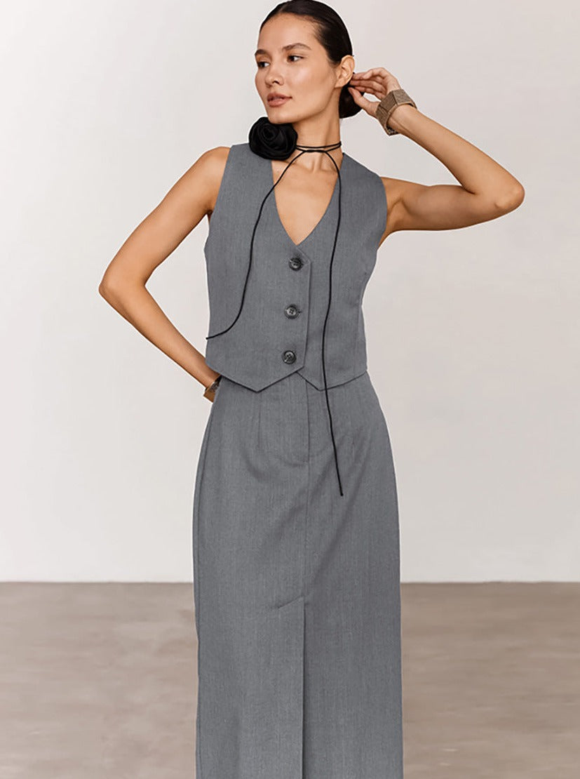 Elegantes graues Damenkostüm mit Weste und Rock, ideal für Business-Mode. Stilvoller Look für Büro und formelle Anlässe. Hochwertige Damenbekleidung.