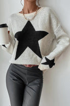 Damenpullover mit großem schwarzen Stern, kombiniert mit Lederhose. Trendige Mode, lässiger Stil, ideal für Herbst und Winter.