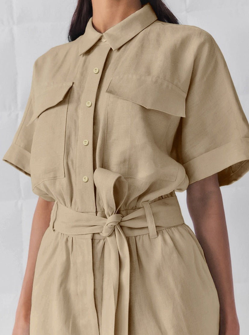 Beige Leinenhemd mit kurzen Ärmeln und Gürtel, ideal für Sommermode. Stilvoll, atmungsaktiv, perfekt für lässige und elegante Anlässe.