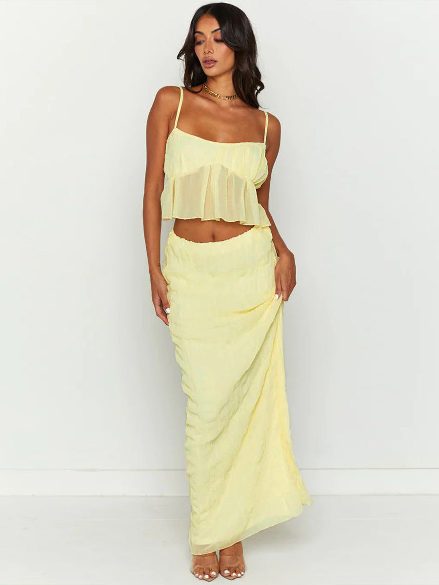 Damenmode: Elegantes gelbes Maxikleid mit Spaghettiträgern und Rüschen, ideal für Sommer und Strand. Trendiges Design, luftiger Stoff.